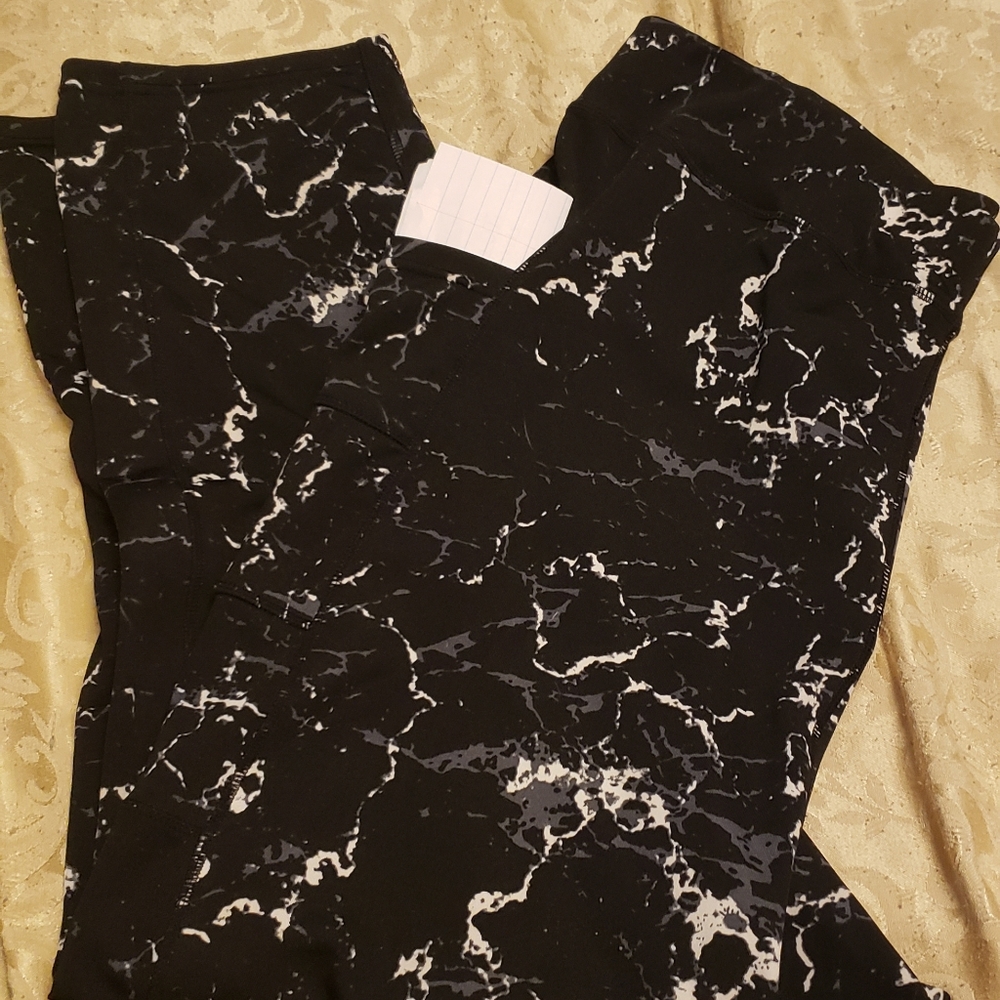 ** SOLD**Pop fit Capri leggings with pocket
